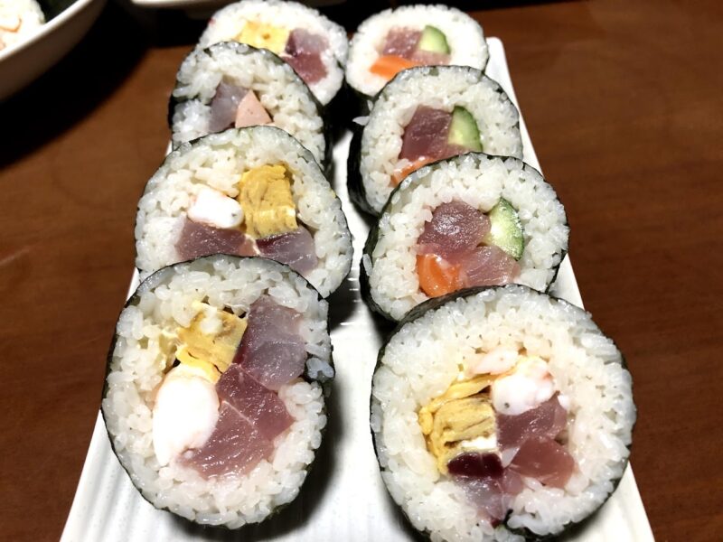 マグロ・サーモン・卵焼き・エビが入った巻き寿司の断面