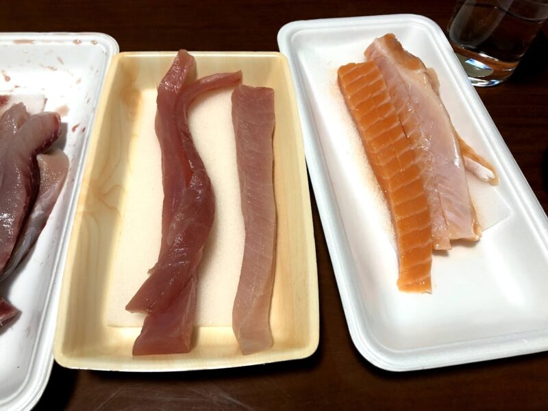 ハマチとサーモンの刺身用の切り身が並ぶ食材トレー