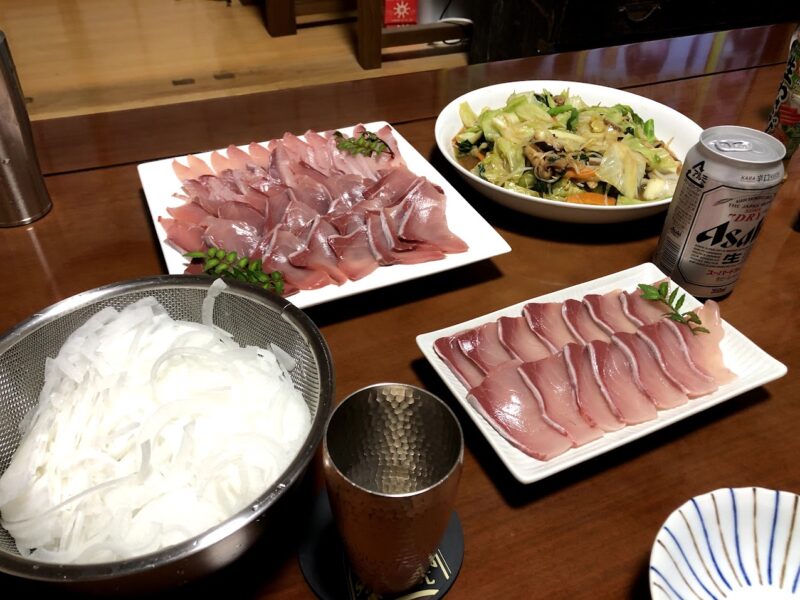 一定の厚さに切った刺身を長方形の皿に一列に並べた様子