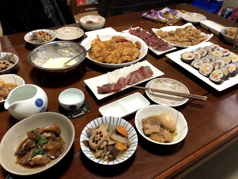 家庭で切った刺身を巻き寿司やカツオの漬けと一緒に食卓へ盛り付けた様子