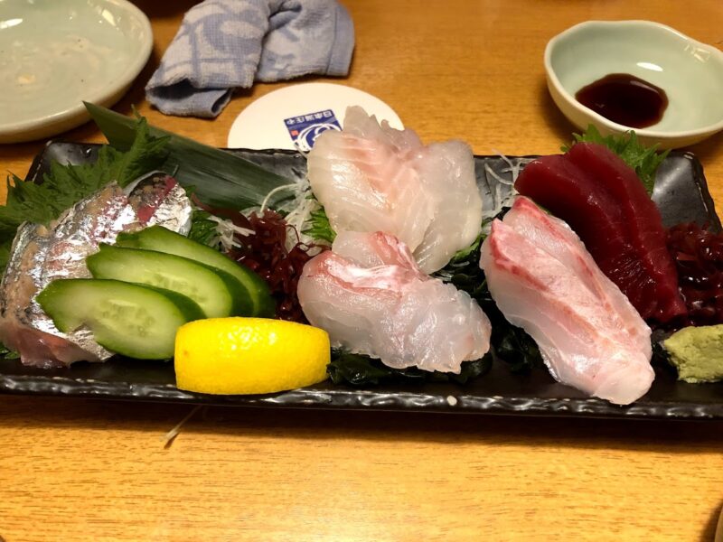 大葉・きゅうり・わさびを添えたマグロや白身魚、光り物の刺身の盛り合わせ